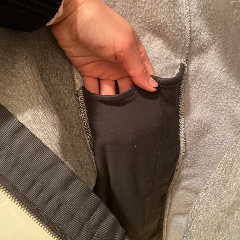 Asymmetrical Lululemon coat - Picture 7 of 7